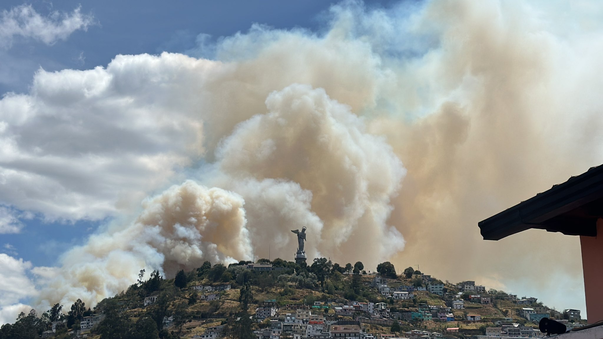 Incendio forestal en El Panecillo, centro de Quito