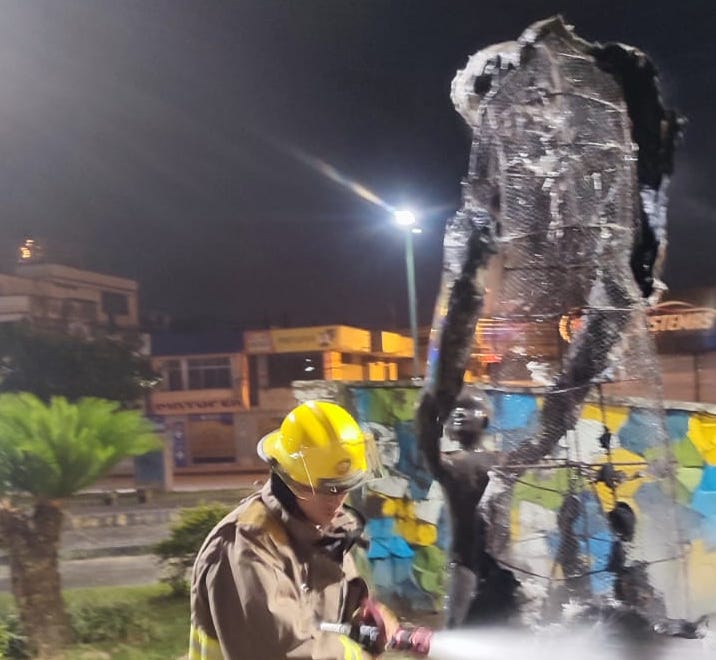 Santo Domingo: queman estatua del parque de la Madre