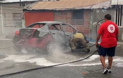 Carro ardió en llamas tras atentado contra dos personas en Manta