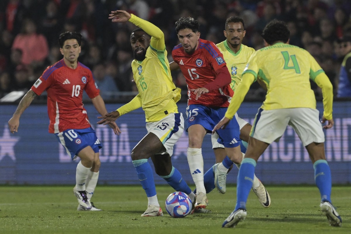 Brasil sorprendió en su visita a Chile y tras darle la vuelta a un marcador adverso se quedó con los tres puntos.