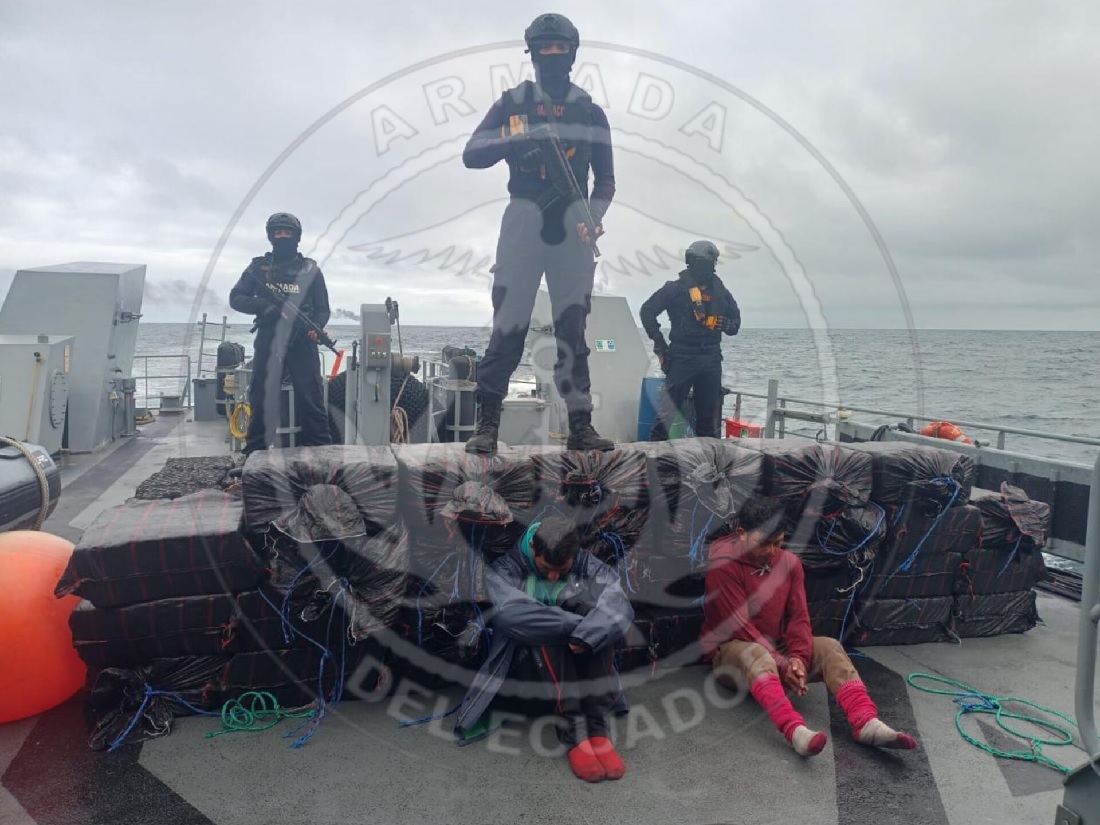 La Armada del Ecuador detuvo a dos hombres en la Zona Económica Exclusiva (ZEE) de Galápagos, con droga.