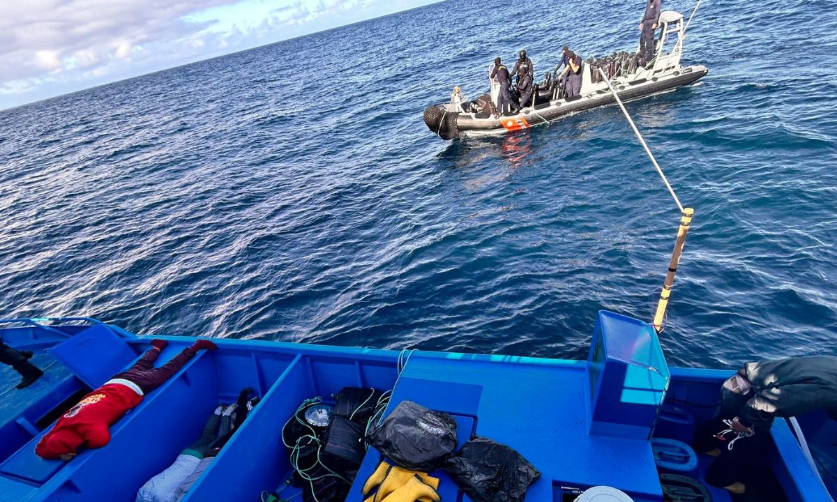 Tres hombres cargaban droga en una lancha pesquera