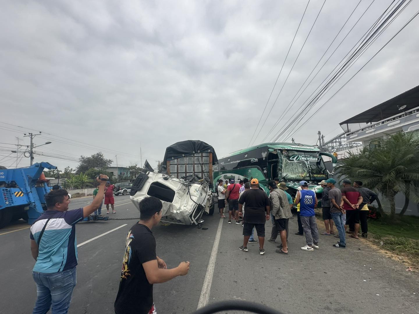 Dos buses y un camión protagonizan un triple choque.