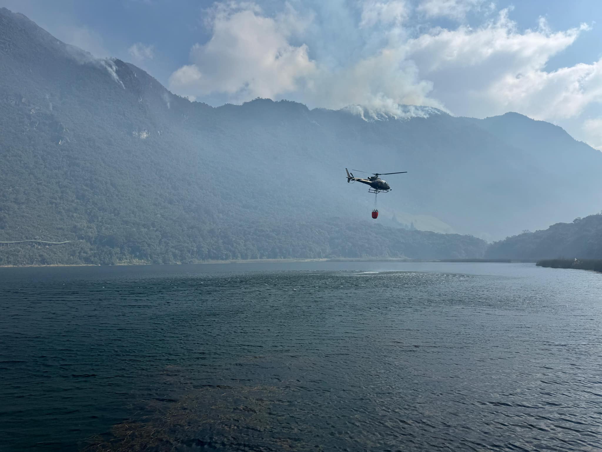 Bomberos y militares buscan mitigar incendios forestales registrados en El Cajas