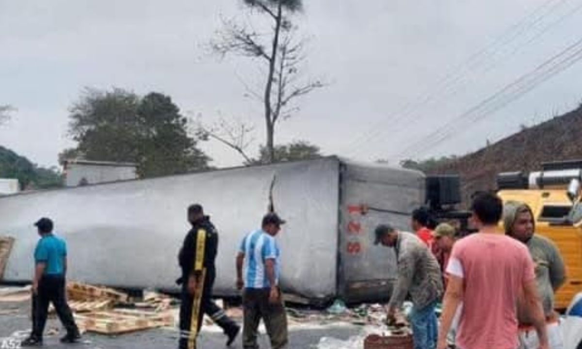 Un tráiler lleno de cervezas de accidenta en Los Ríos