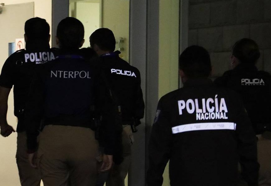 Dos mujeres, el conductor de un auto blindado y también tres agentes aduaneros resultaron detenidos en el aeropuerto de Quito.
