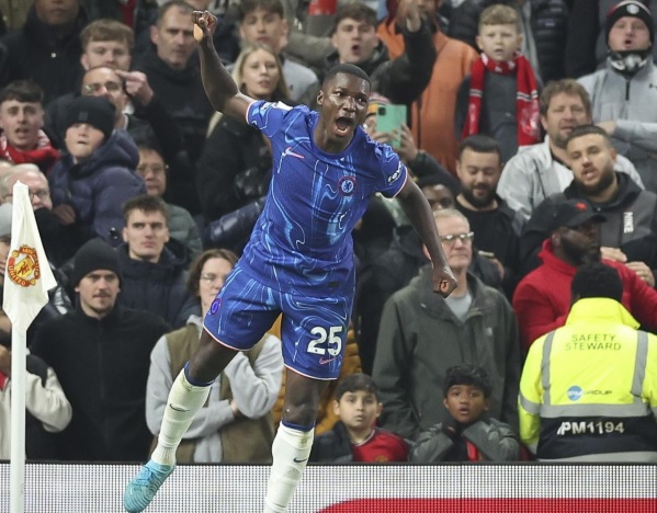 El volante ecuatoriano, Moisés Caicedo, se convirtió en la figura del Chelsea, durante el partido ante el Manchester United.