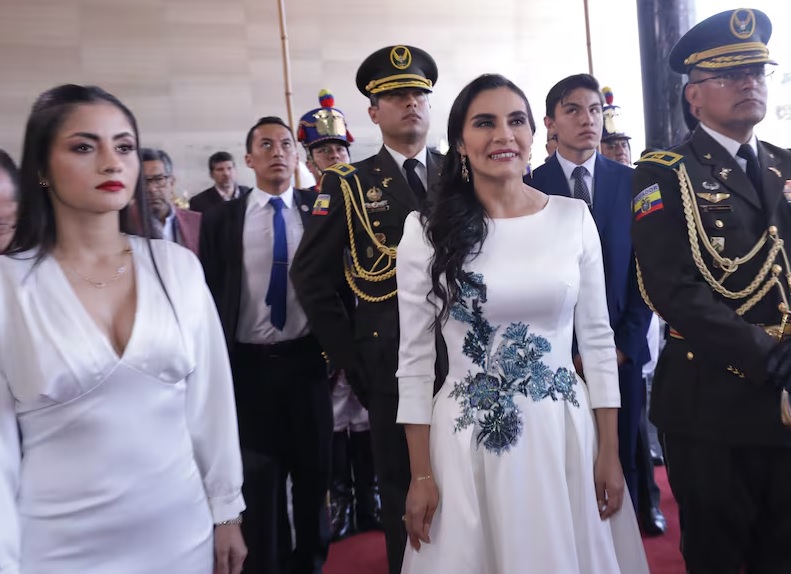 La vicepresidenta de la República Verónica Abad está de regreso en Ecuador y será recibida por el pleno de la Asamblea Nacional.