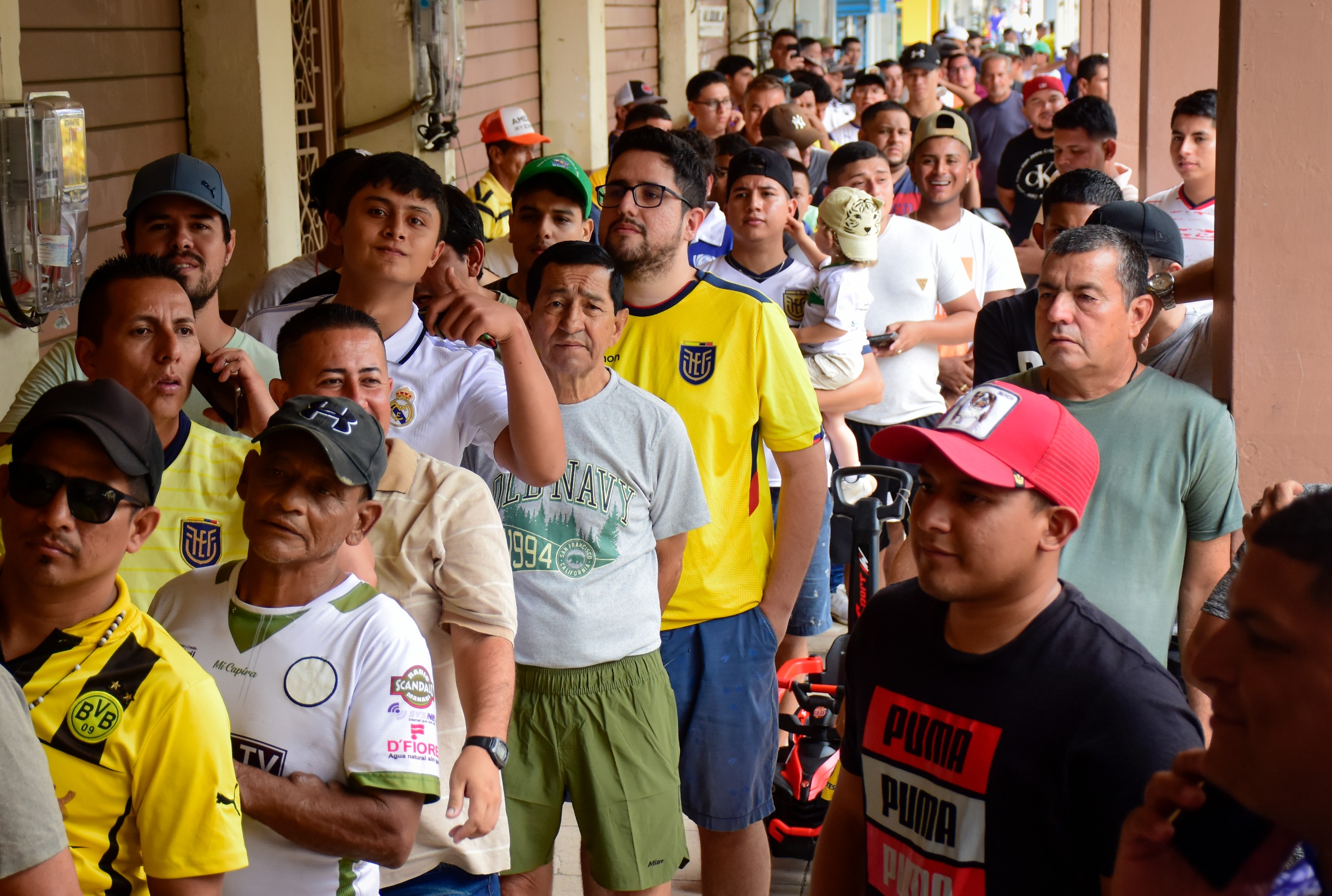 Largas filas por una entrada para ver a Liga de Portoviejo ante Deportivo Quito