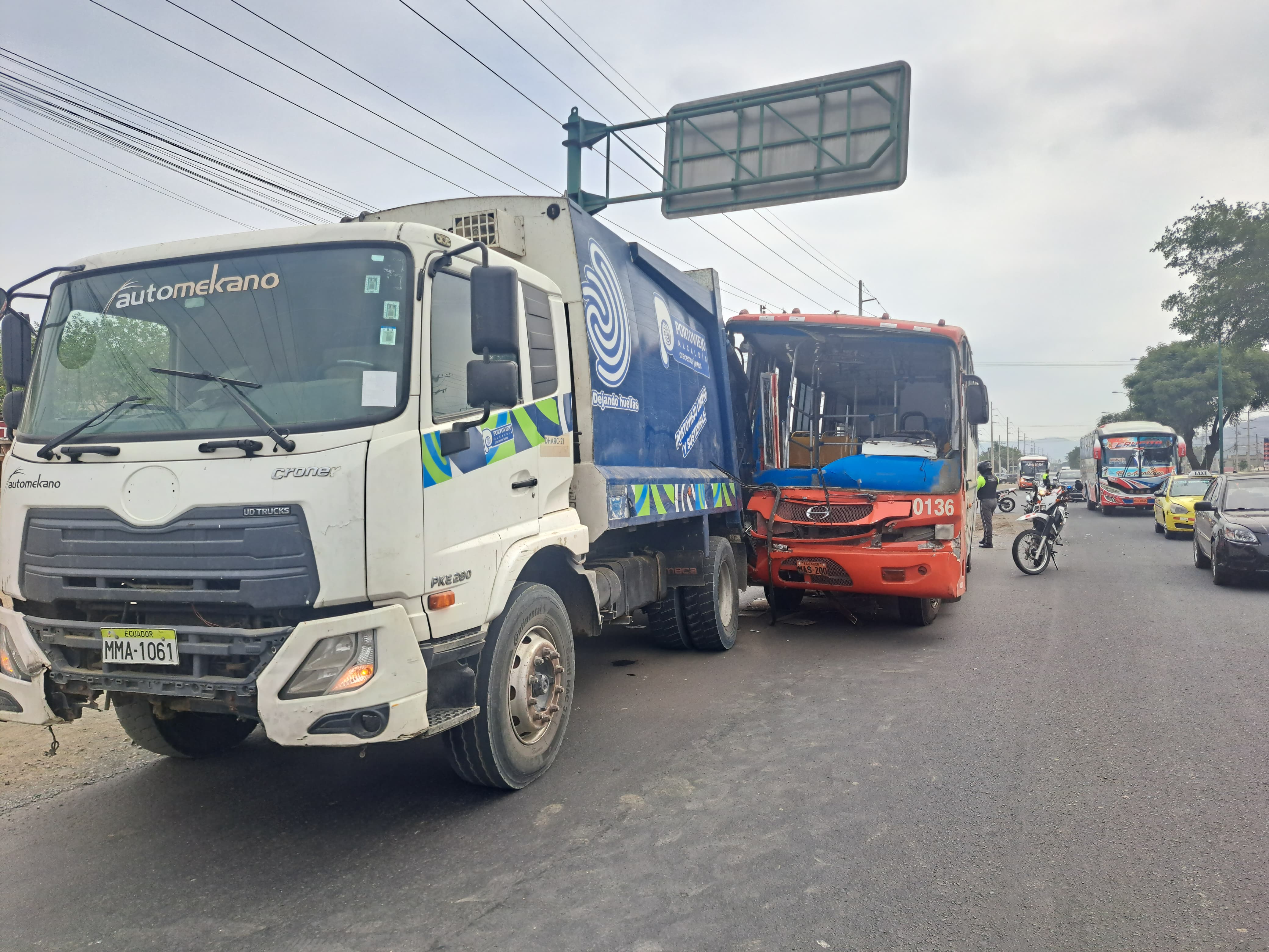 Luego de catorce días otro vehículo recolector de basura, de Portoviejo, se ve involucrado en un accidente de tránsito.