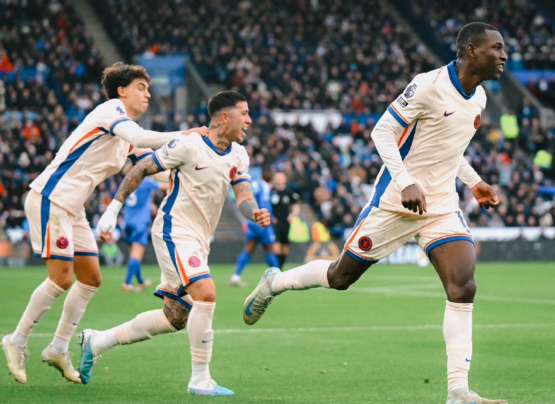 Moisés Caicedo prácticamente se bajó del avión, entrenó dos días con el Chelsea y jugó de titular ante el Leicester City.