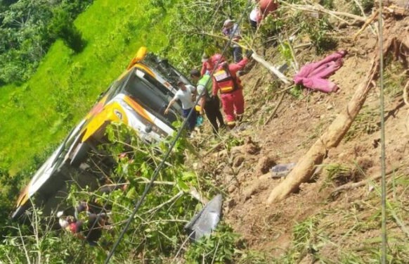 Doce personas murieron tras caer un bus hacia un abismo