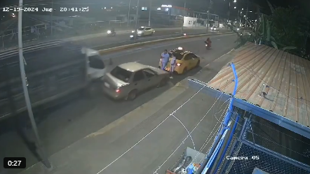 accidente camión Chone taxi dos heridos