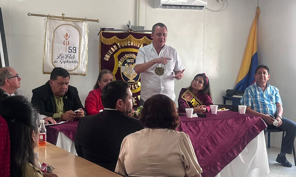 Carlos Vera Mora, asambleísta de Manabí, asiste a conversatorio con estudiantes