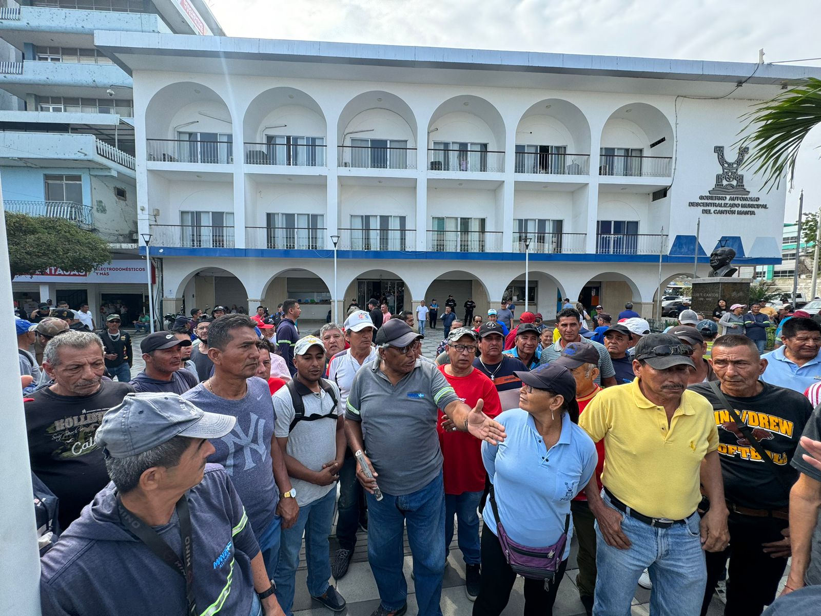 Los servicios de barrido y recolección de basura en Manta, provincia de Manabí, se paralizaron este miércoles 4 de diciembre.