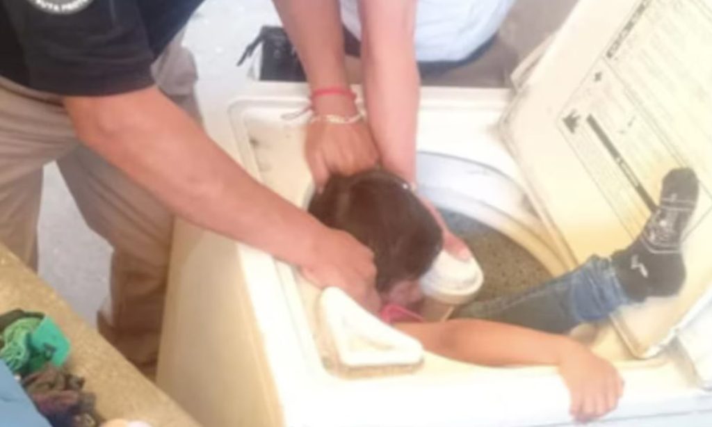 Niño quedó atrapado dentro de una lavadora, en México.