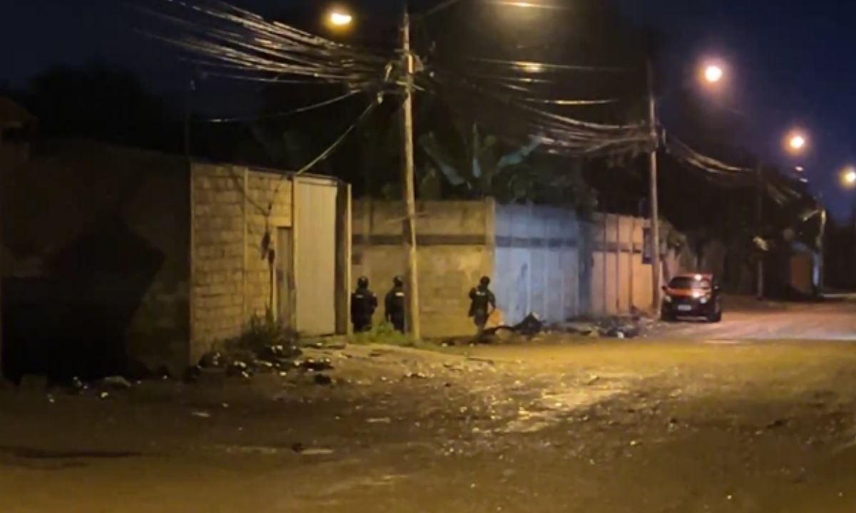 Sujetos abandonaron un carro con explosivos en Machala, El Oro