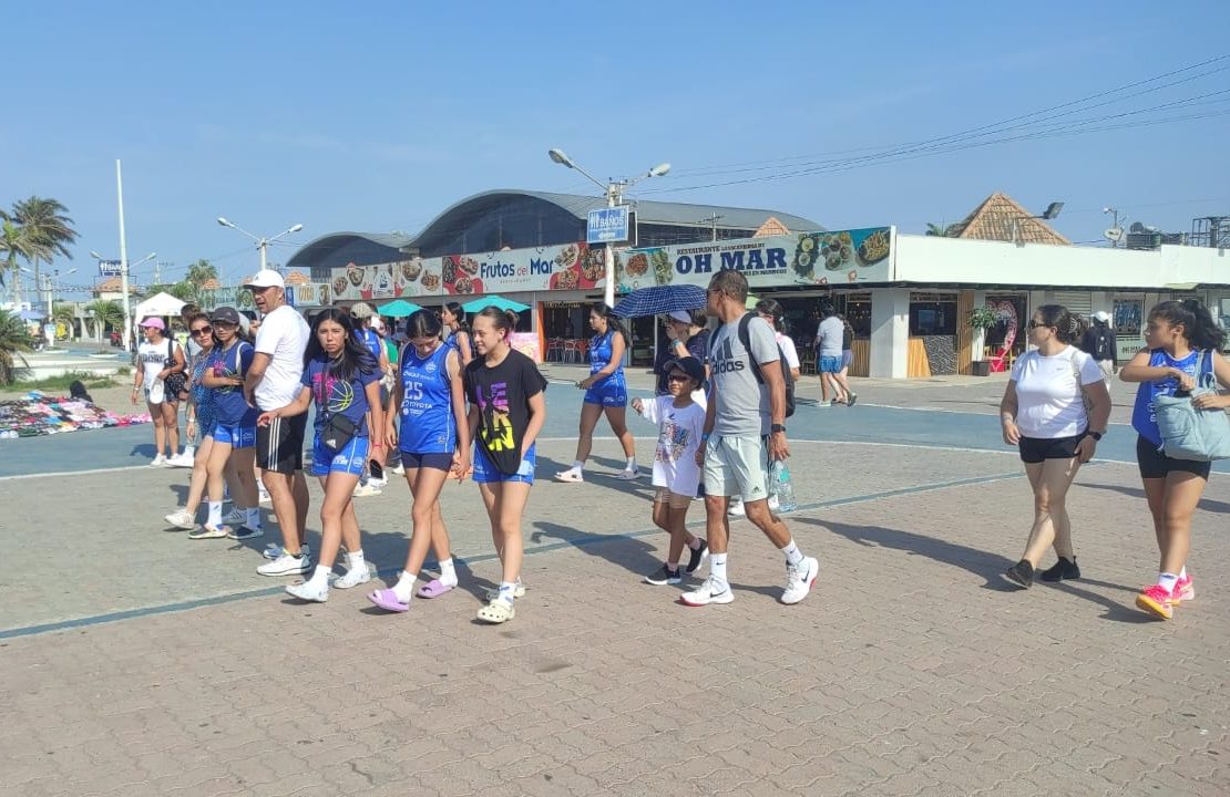 Turistas llegan a las playas de Manta, pese a fuerte oleaje