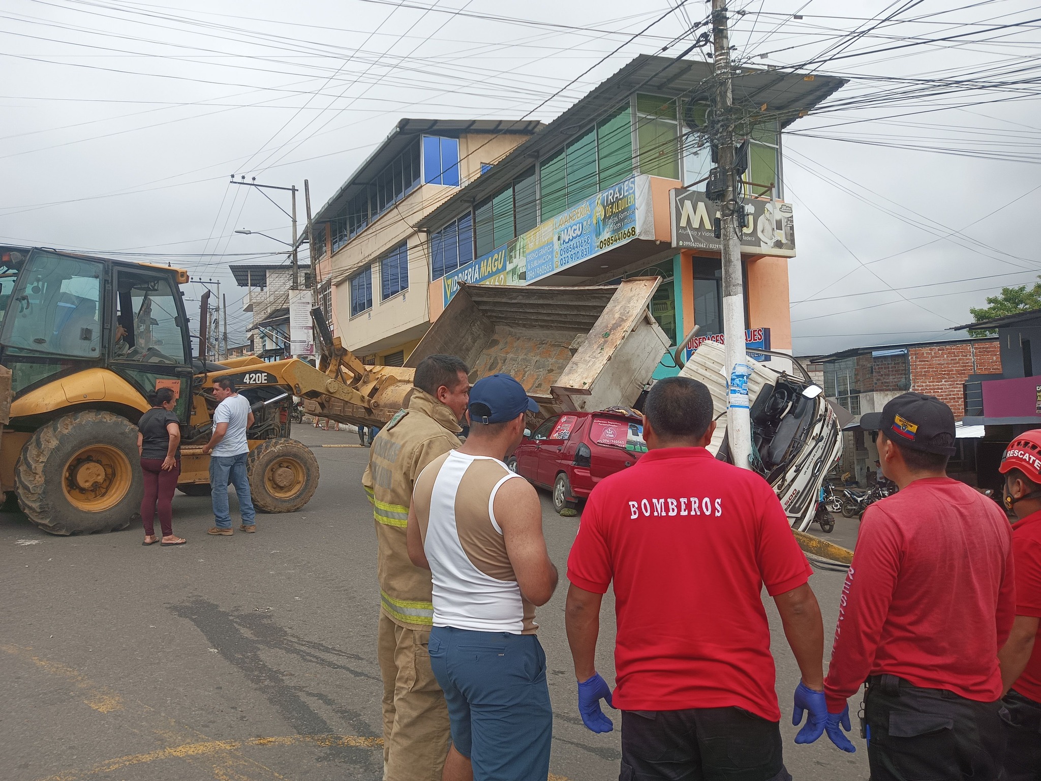 Una volqueta perdió el control y se estrelló contra una casa en Echeandía, Bolívar