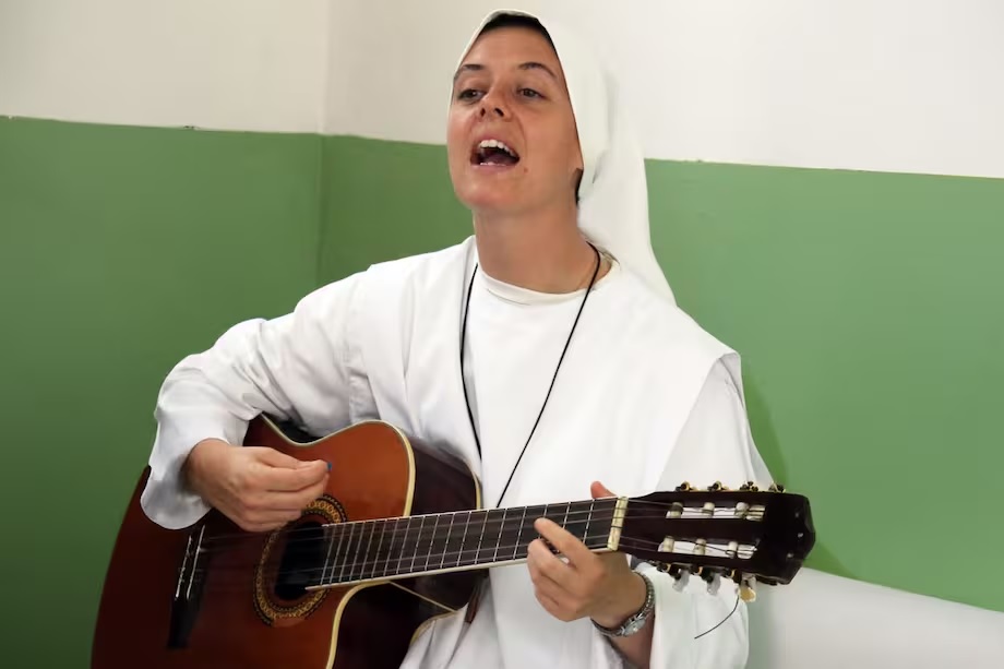 Clare Crockett nació en Irlanda del Norte, Europa, tenía 33 años de edad cuando murió en el terremoto del 16 de abril del 2016, en Ecuador.
