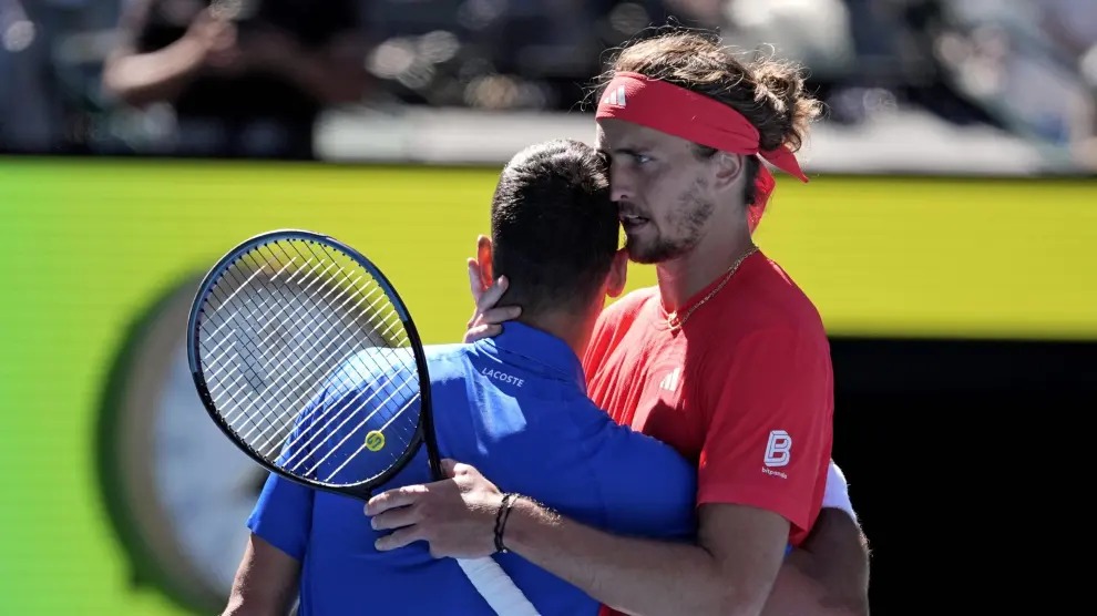 Djokovic se retira y Zverev peleará con Sinner por el título del Abierto de Australia