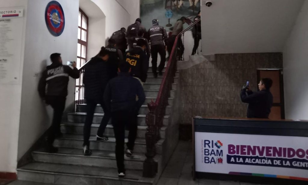 Ecuador. La Fiscalía incursionó en el Municipio de Riobamba.