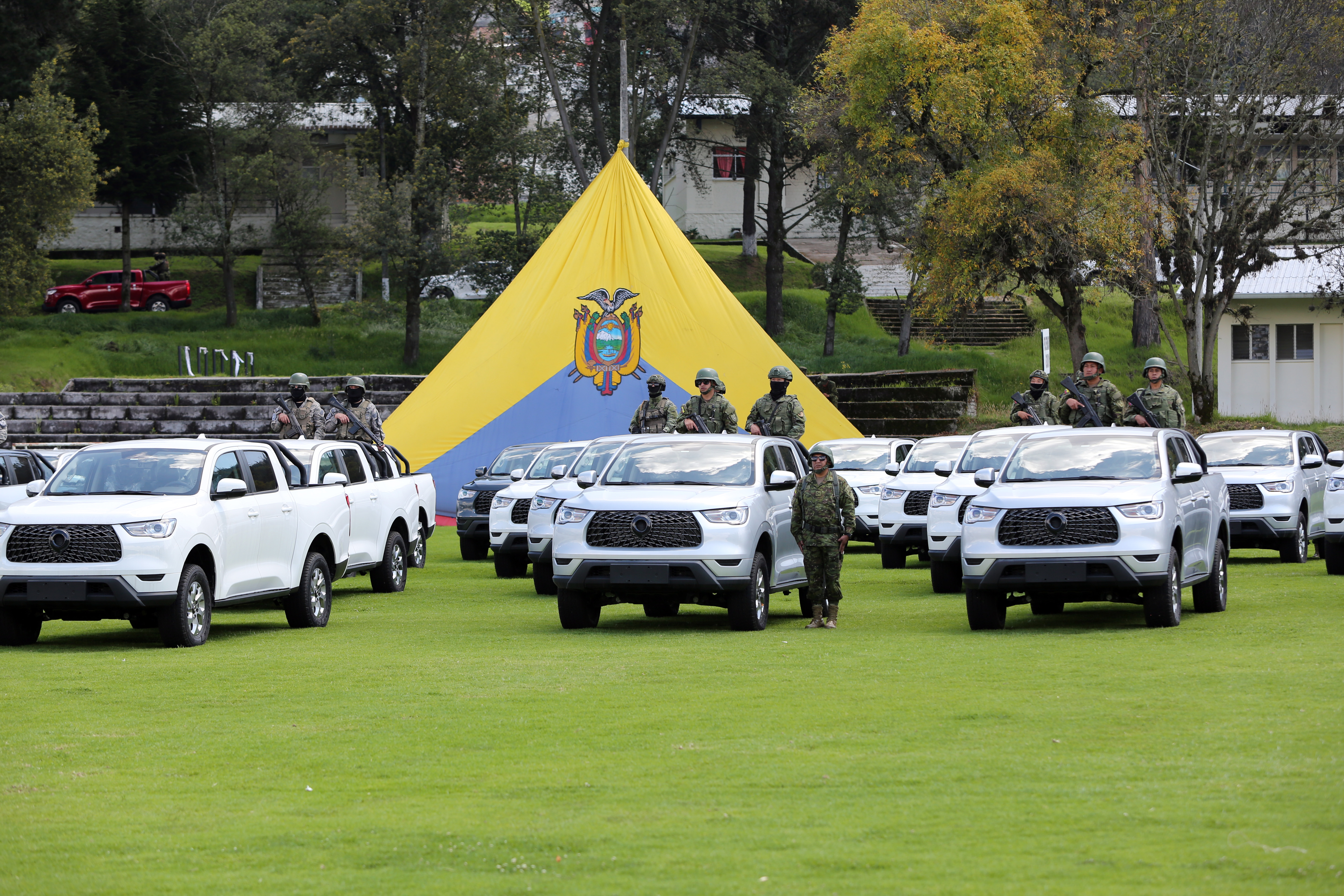 Gobierno entrega camionetas a las Fuerzas Armadas