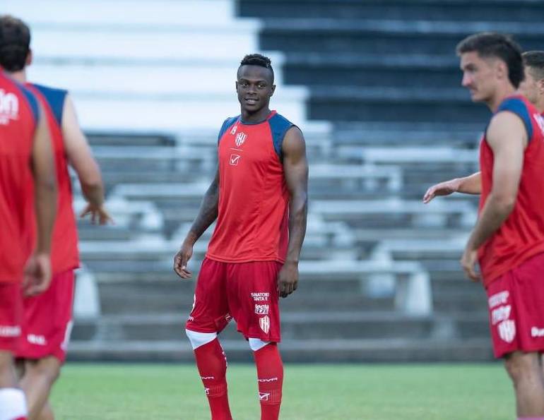 José Angulo sufre dura lesión en su debut oficial con Unión de Santa Fe
