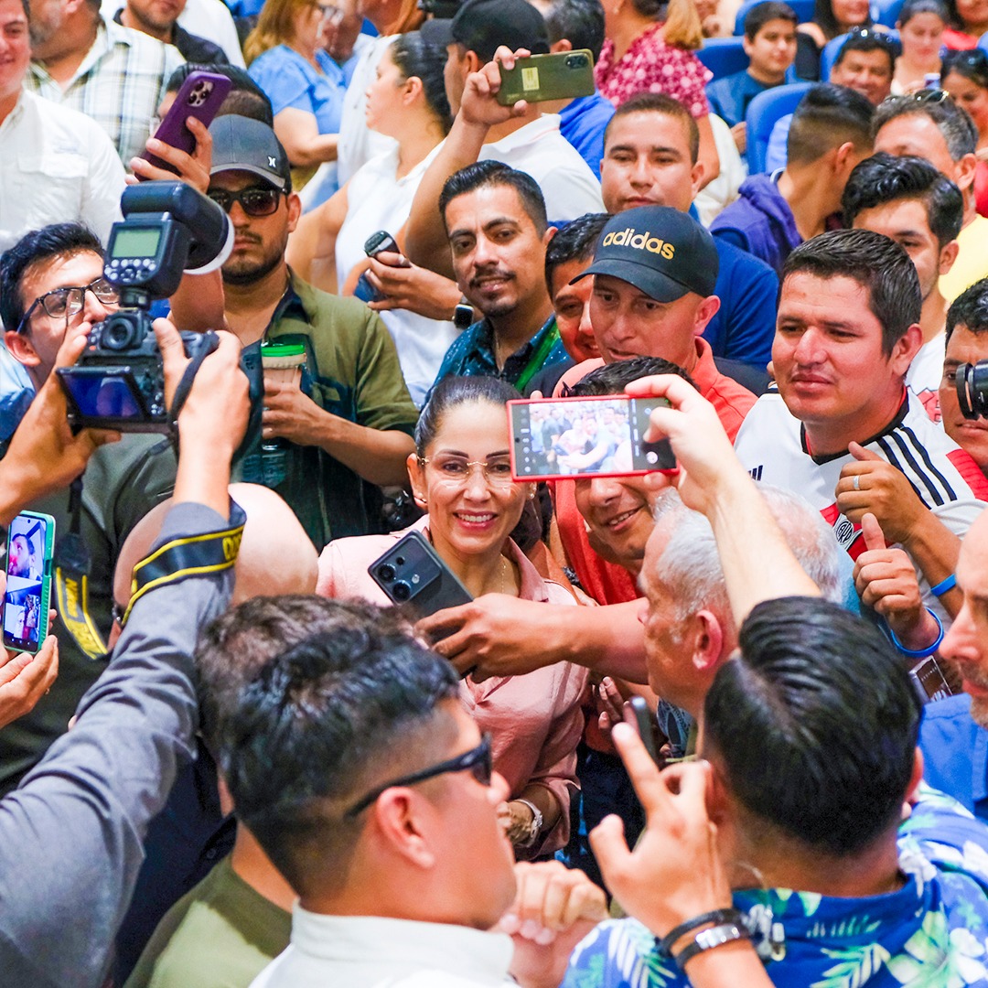 Luisa González cumple agenda de campaña en Manabí