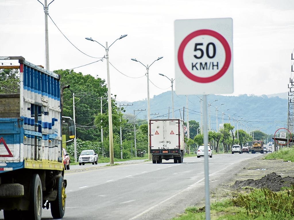 Quienes excedan, en carretera, el límite de velocidad máximo permitido (120 Km/h), en el Ecuador y no irán a prisión.