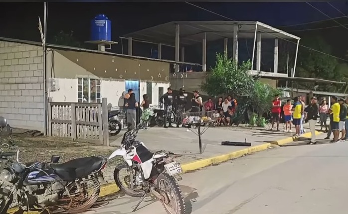 Sicarios tumbaron una puerta para matar a una mujer en Arenillas, El Oro
