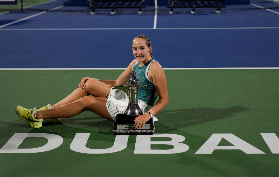 A sus 17 años, Mirra Andreeva logró una victoria histórica en el torneo WTA 1000 de Dubái, derrotando a tres campeonas de Grand Slam.