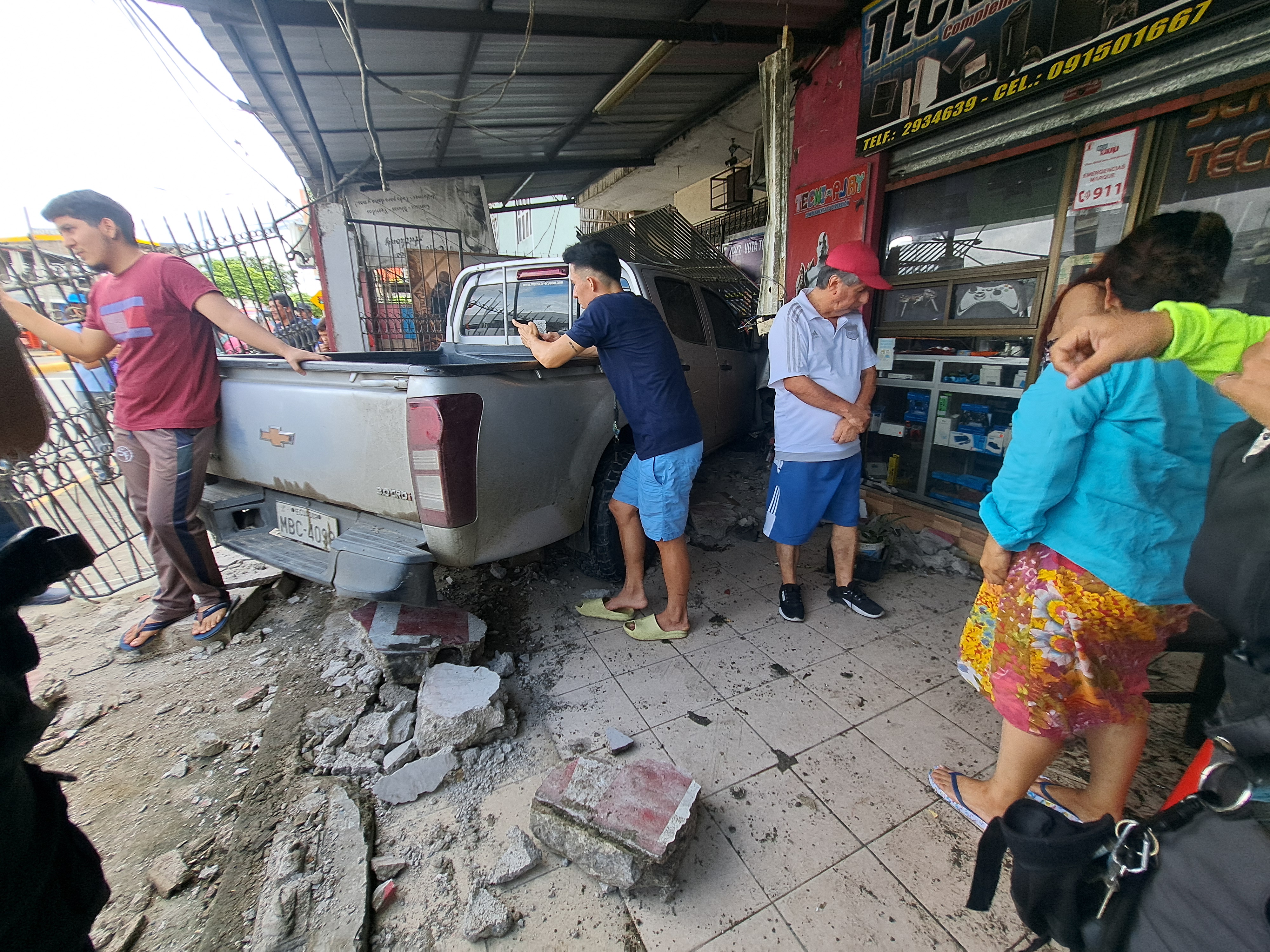 Crónica. Accidente de tránsito deja tres heridos, tres vehículos destruidos y un detenido