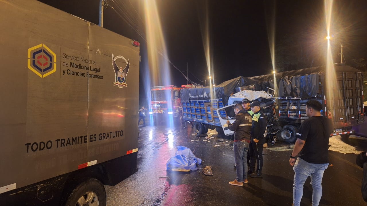 Crónica. Choque entre camiones deja un muerto y dos heridos en Santo Domingo de los Tsáchilas.