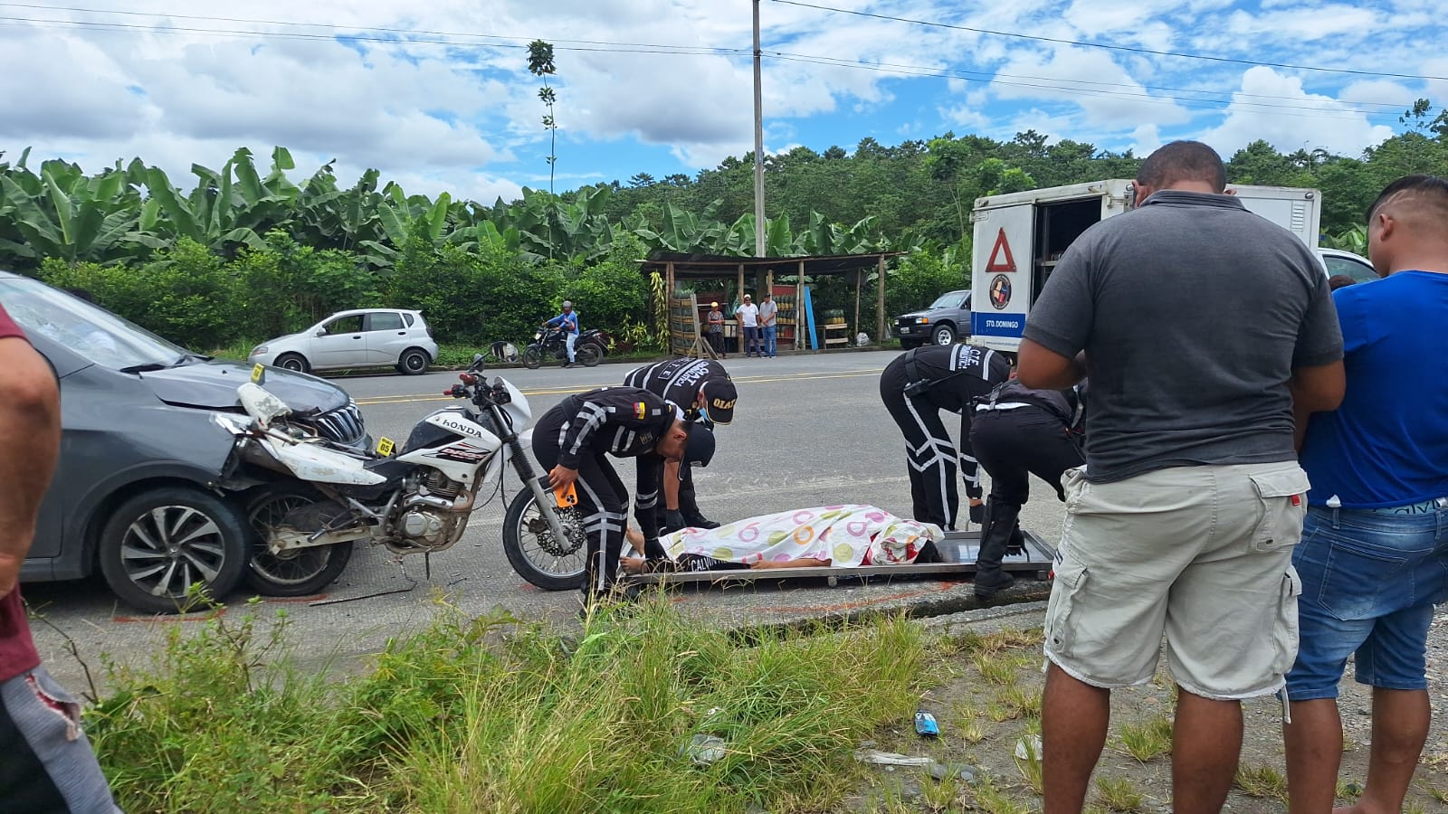 Crónica. Mujer muere en trágico accidente, en la vía Santo Domingo - La Concordia.