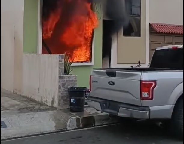 Dos adultos y una menor, de cuatro años, resultaron heridos durante un incendio registrado en una urbanización en Manta.