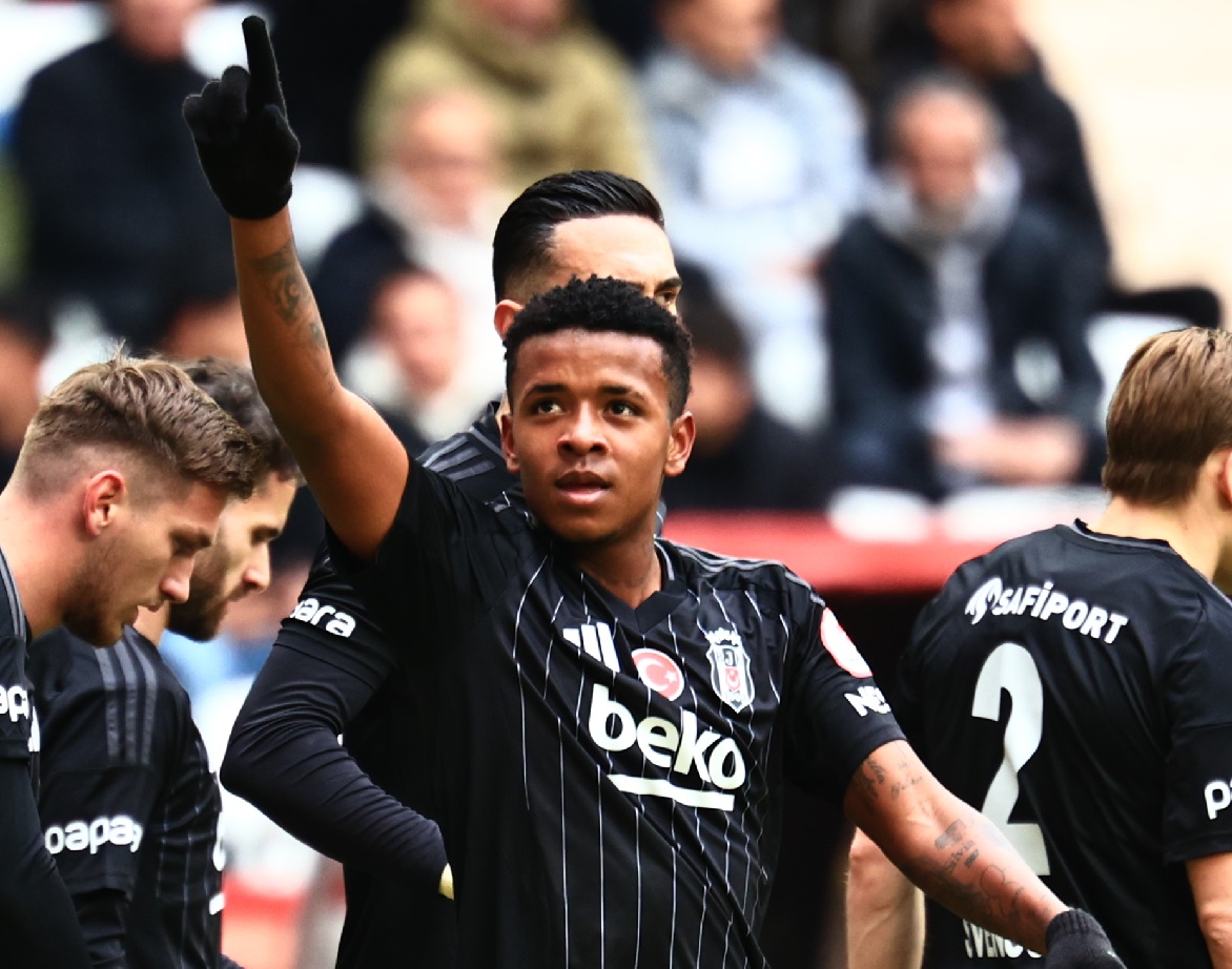 Keny Arroyo, joven delantero ecuatoriano, anotó su primer gol con el Besiktas en un importante partido de Copa ante el Antalyaspor.