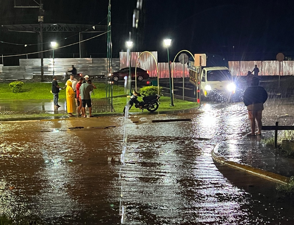 La parroquia Abdón Calderón, de Portoviejo, ha sufrido varias inundaciones desde la madrugada de este lunes 24 de febrero del 2025.