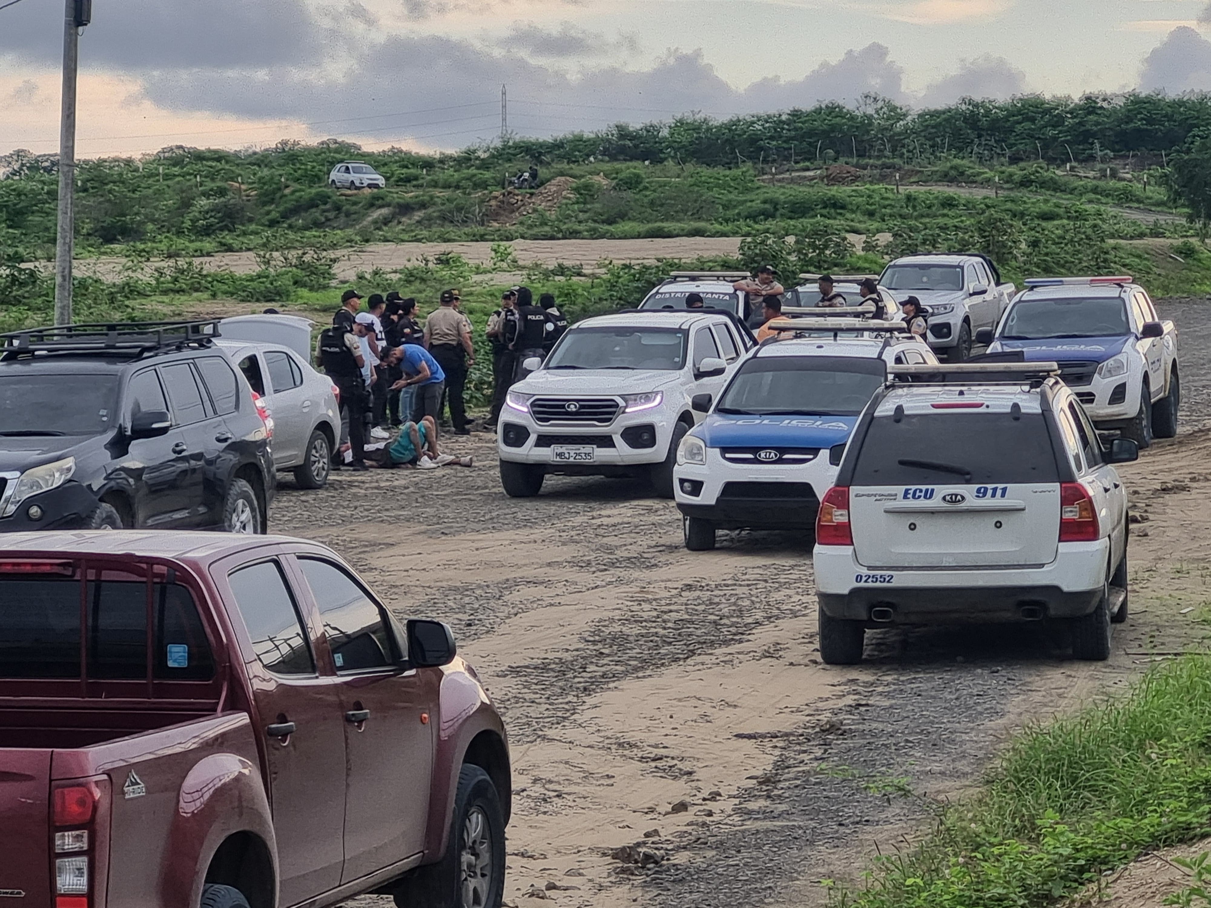 La persecución policial terminó en un sector alejado de Manta, donde habían varias covachas de madera y latones.