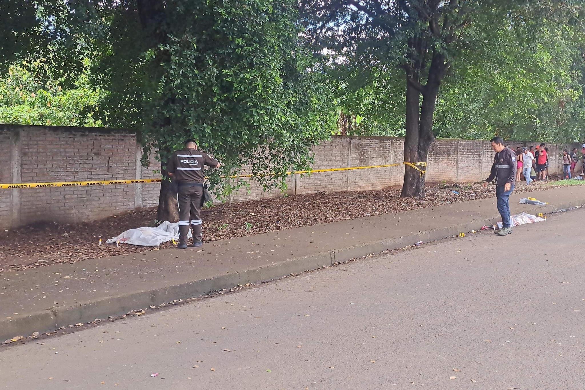 Un sicario, aparentemente vestido con uniforme estudiantil, mató a dos personas en Santa Ana, Manabí