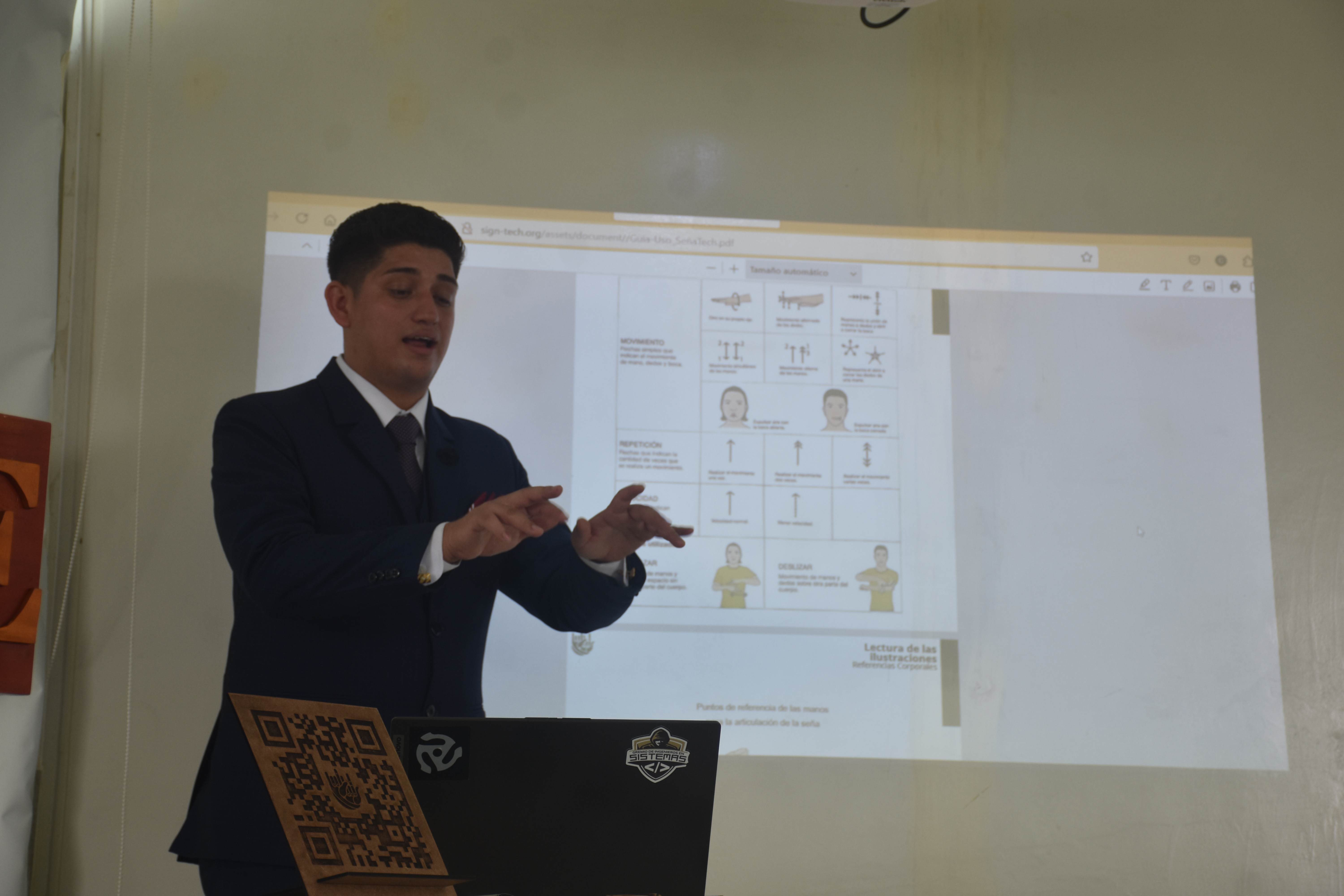 Santo Domingo. Josué estudió Ingeniería y creó un diccionario en lengua de señas