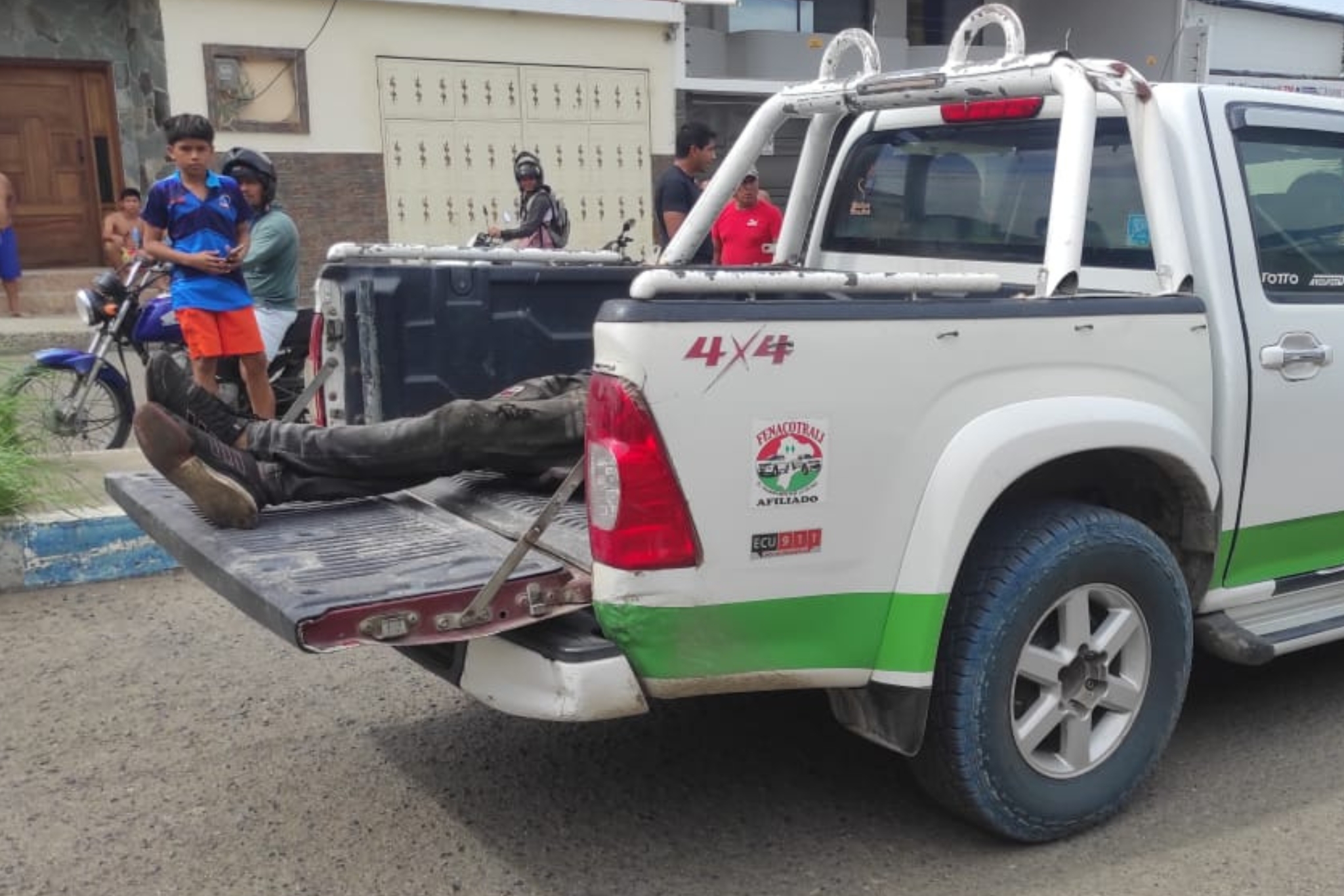 Sicarios dispararon a cuatro hombres en un taller mecánico de Manta, Manabí.