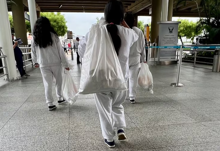 Un grupo de casi 100 migrantes deportados llegó este martes 4 de febrero del 2025 a Guayaquil, procedentes de Alexandria, en Virginia, Estados Unidos.