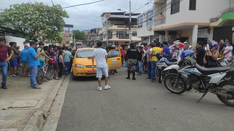 sicarios atacaron a un taxi Manta