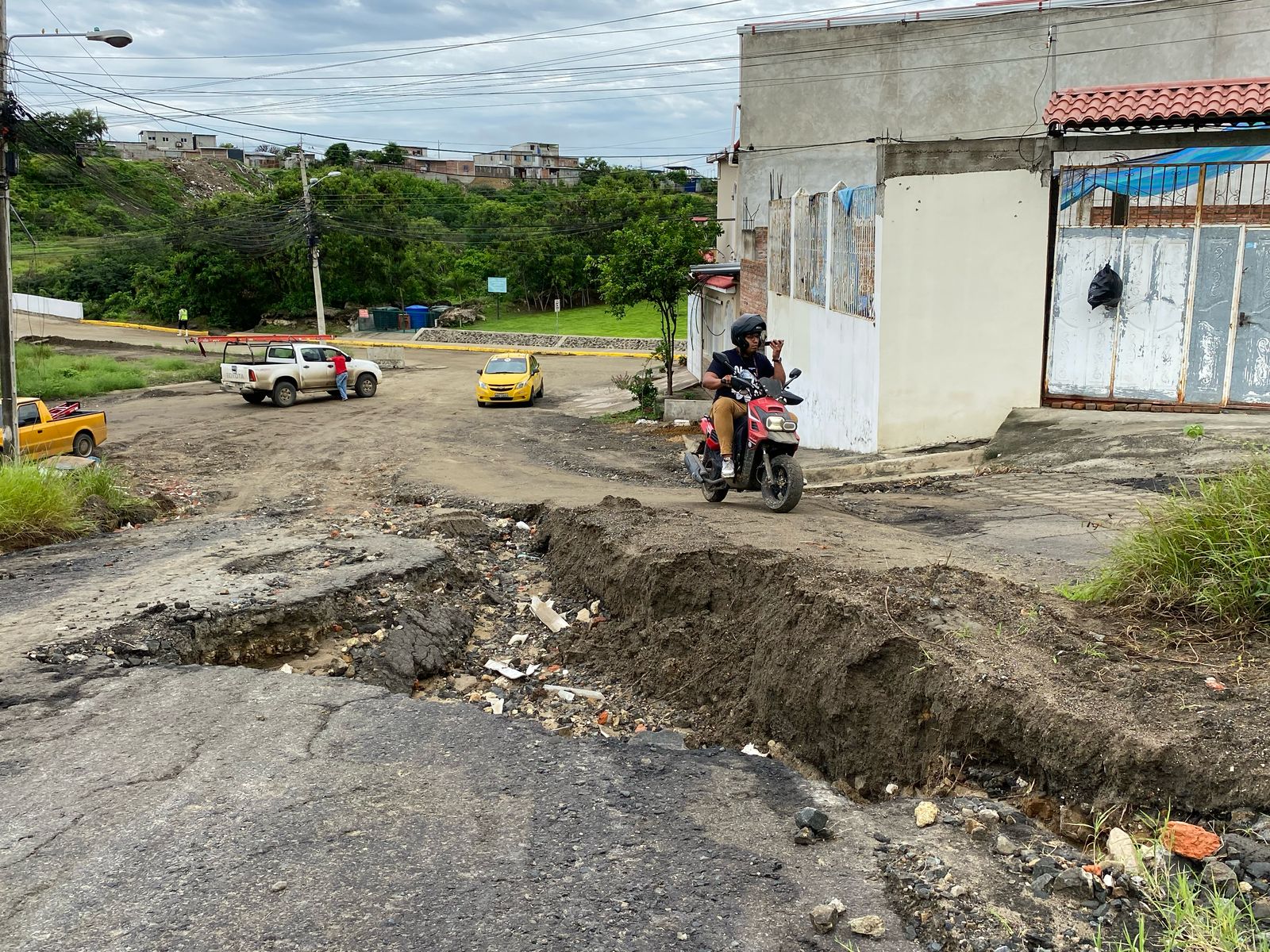 En Manta socavón destruye una calle en Ciudad Azteca