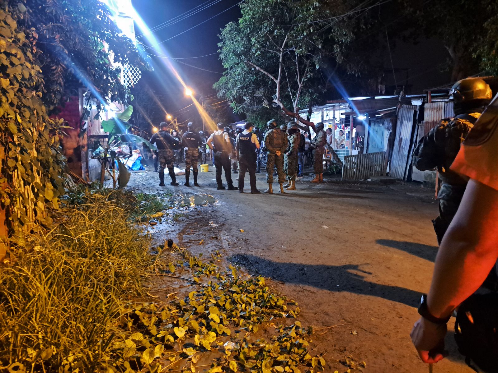 Policías y militares llegaron a San Alejo