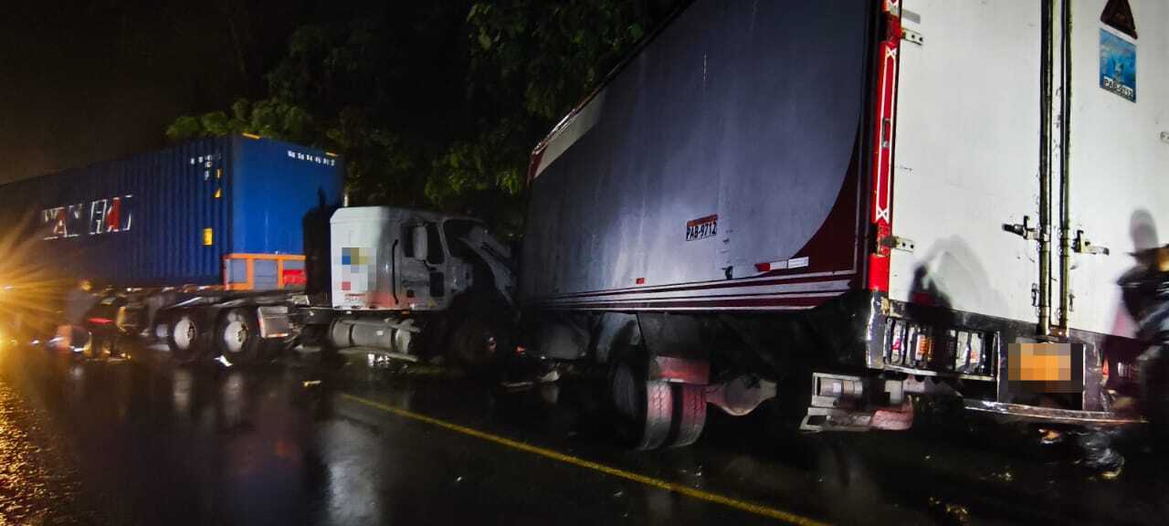 Crónica. Conductor está grave luego de un accidente en la vía Santo Domingo - Quito.