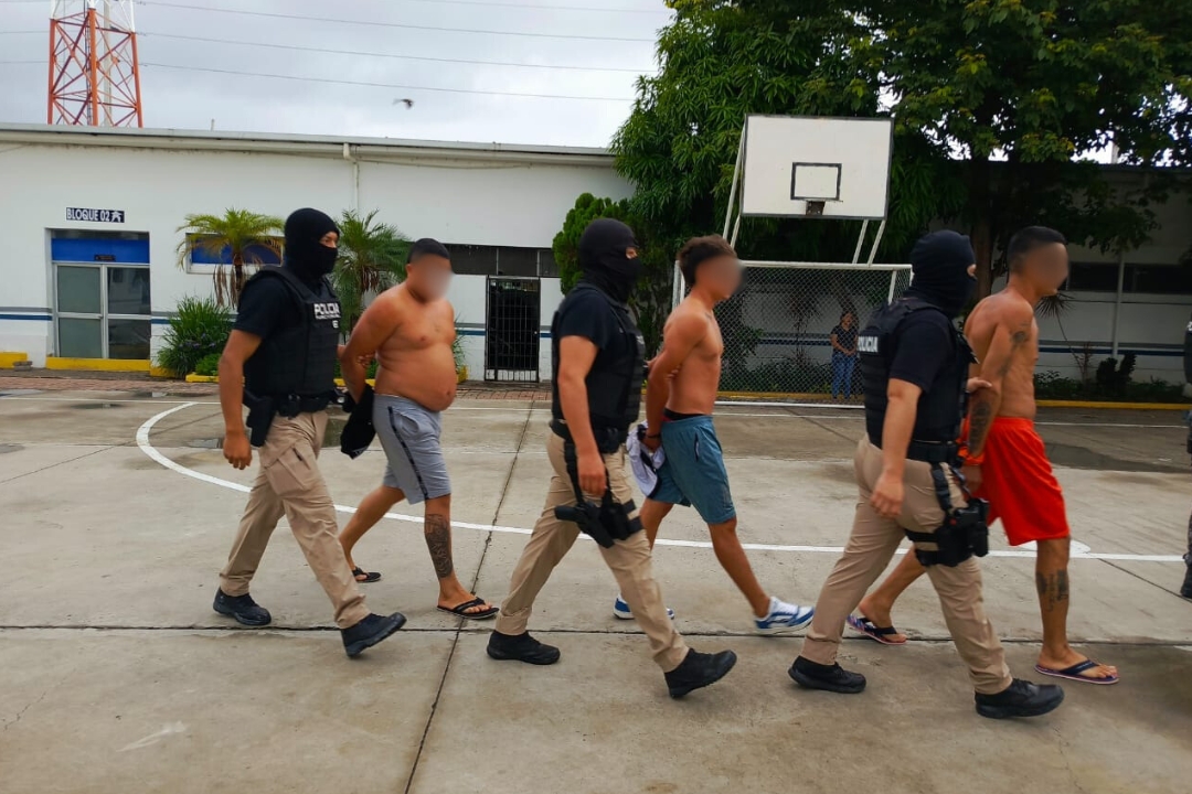 Crónica. Ocho presuntos miembros de 'Los Choneros', detenidos tras allanamientos en Manta