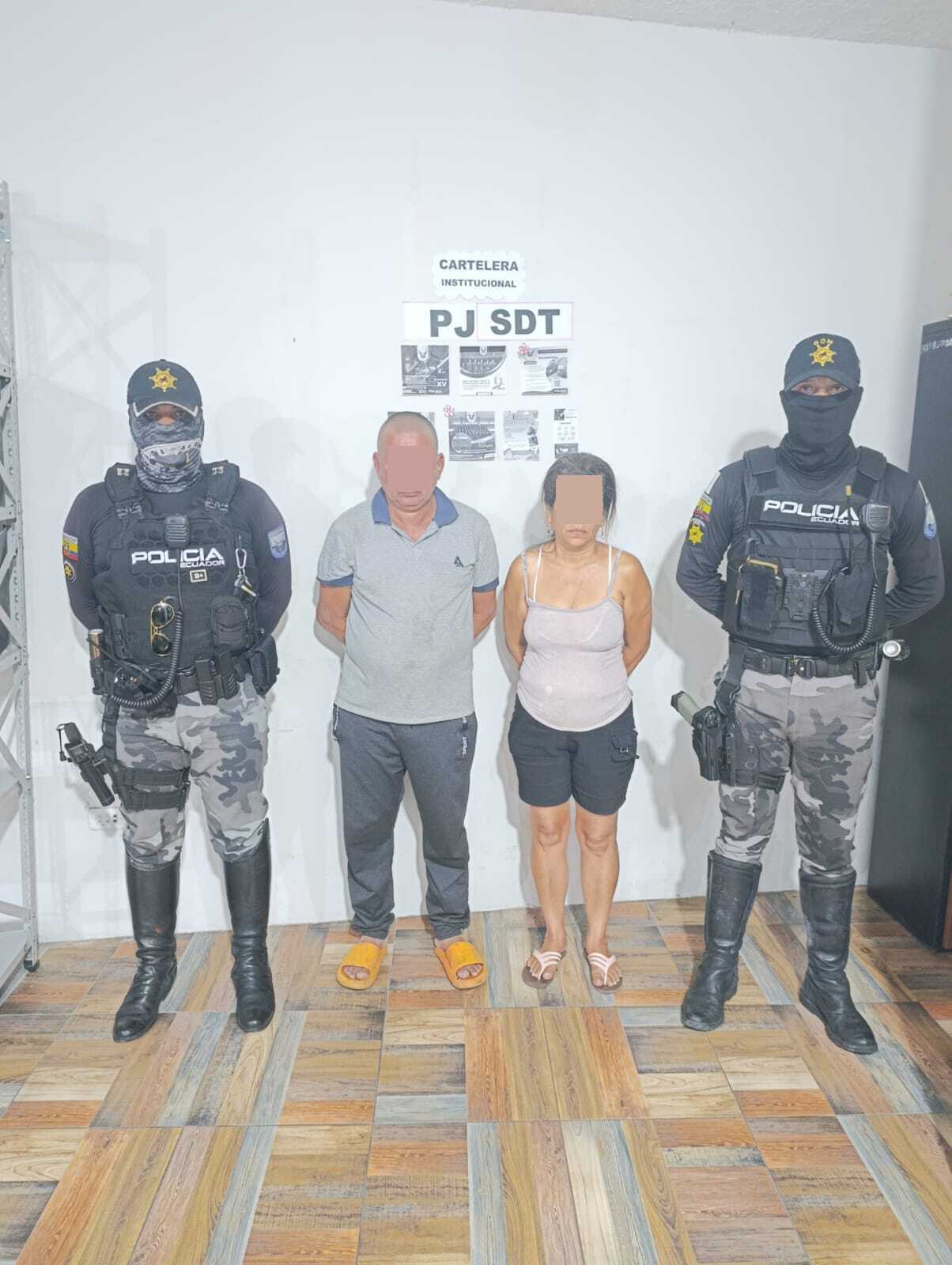 Crónica. Policías motorizados detienen a dos sospechosos de robo a domicilio en Alluriquín.