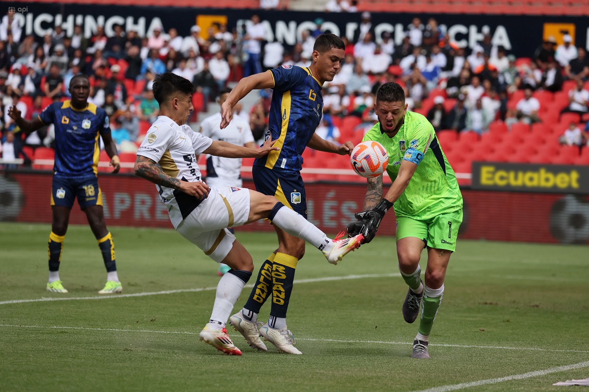 Este sábado 8 de marzo de 2025, Liga de Quito goleó 3-0 a Delfín en el estadio Rodrigo Paz Delgado, en la capital ecuatoriana.